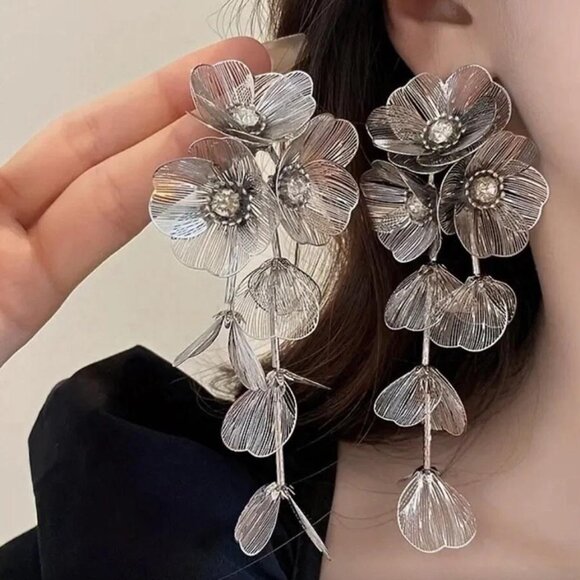 Silver Drop kate Middleton Statement Earrings!!!! NWOT!!!! - Picture 3 of 5